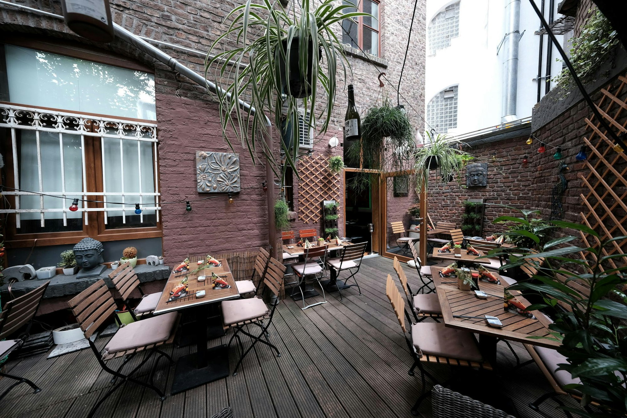 Der Hinterhof des asiatischen Restaurants Tanoshii