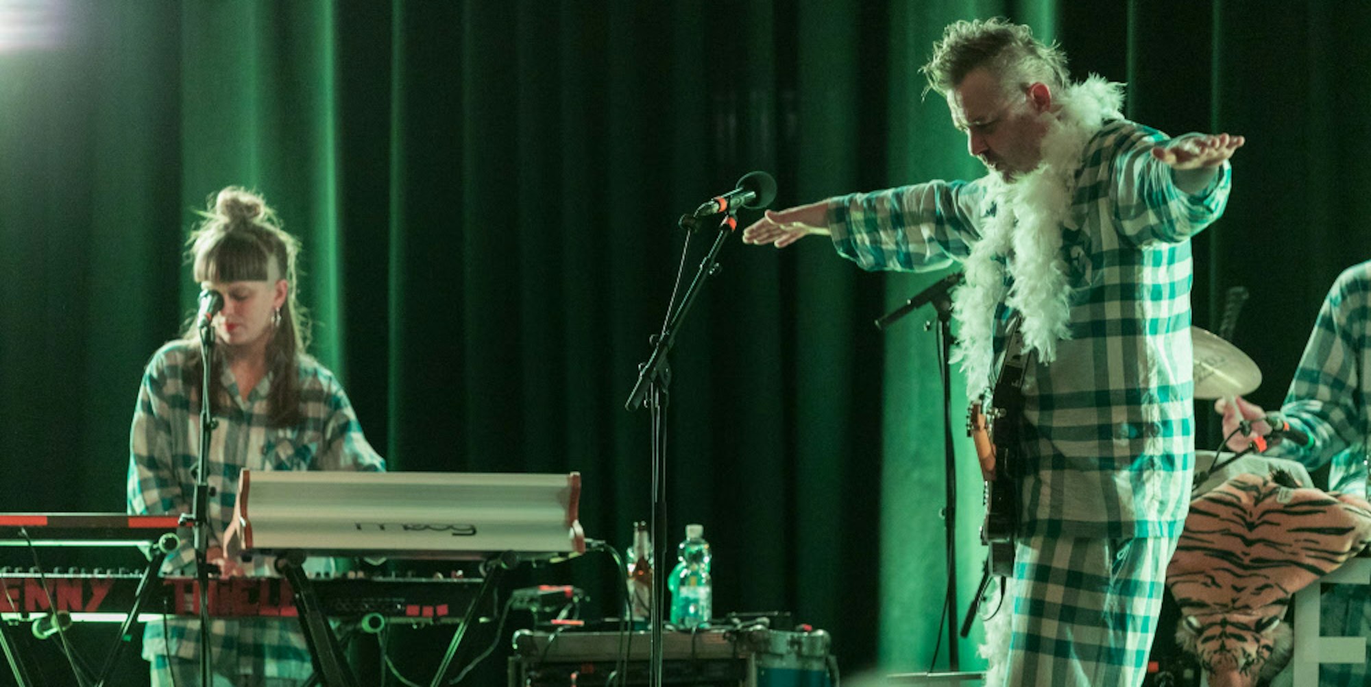 Martin Bechler steht auf der Bühne vorm Mikrofon