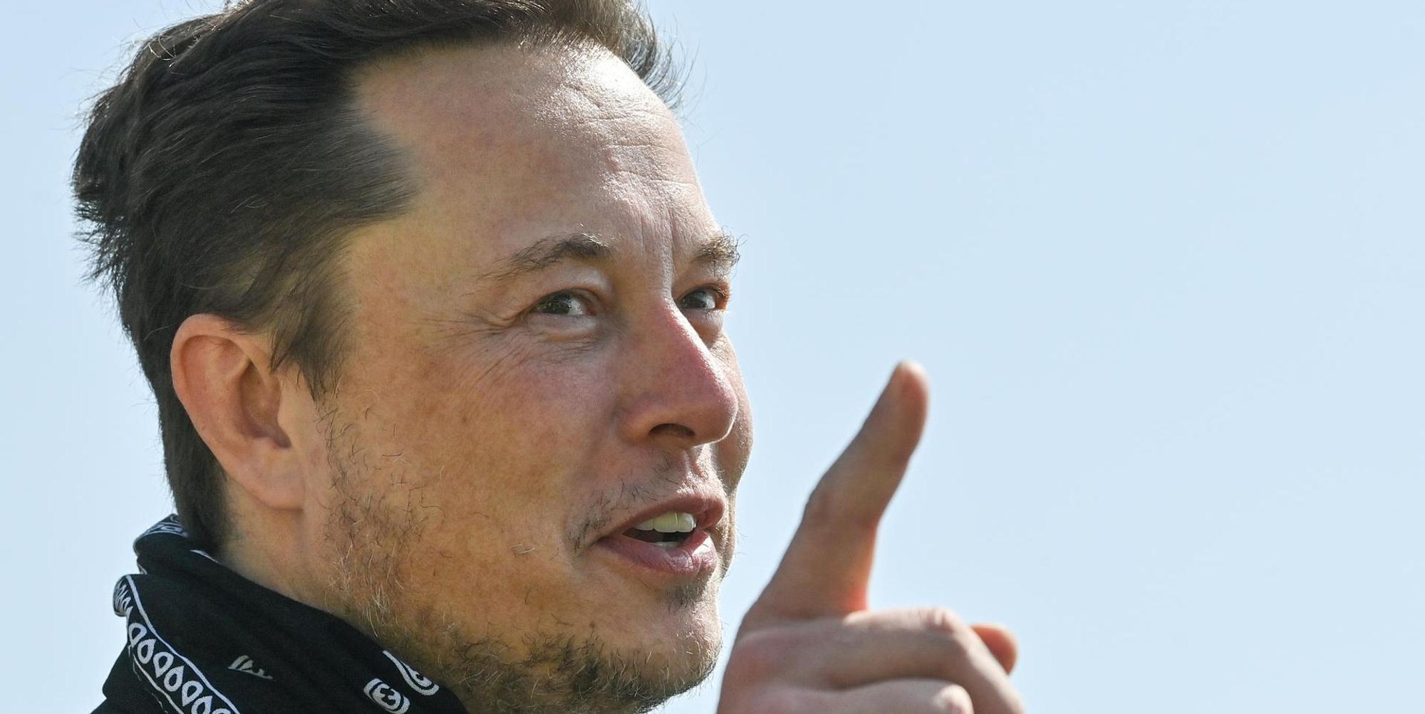 Elon Musk Finger dpa Archiv