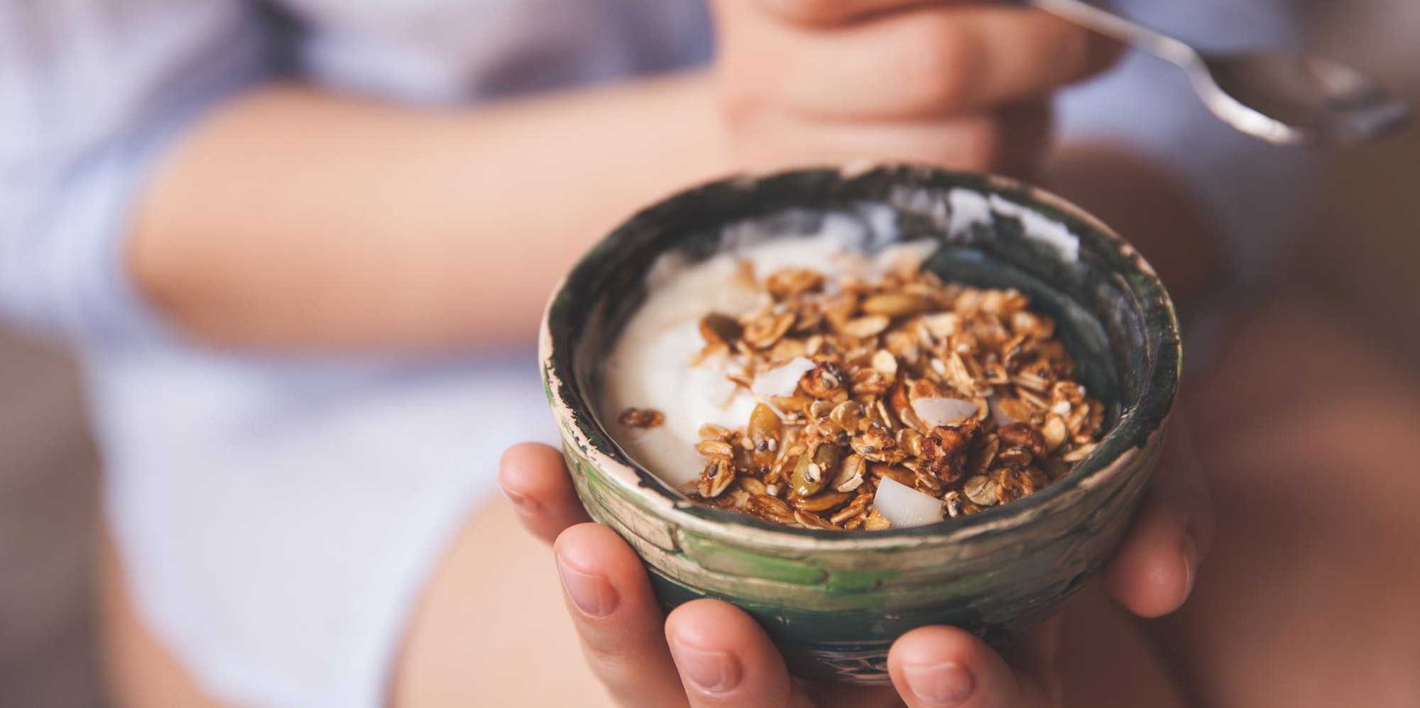 Eine Frau isst ein Müsli zum Frühstück