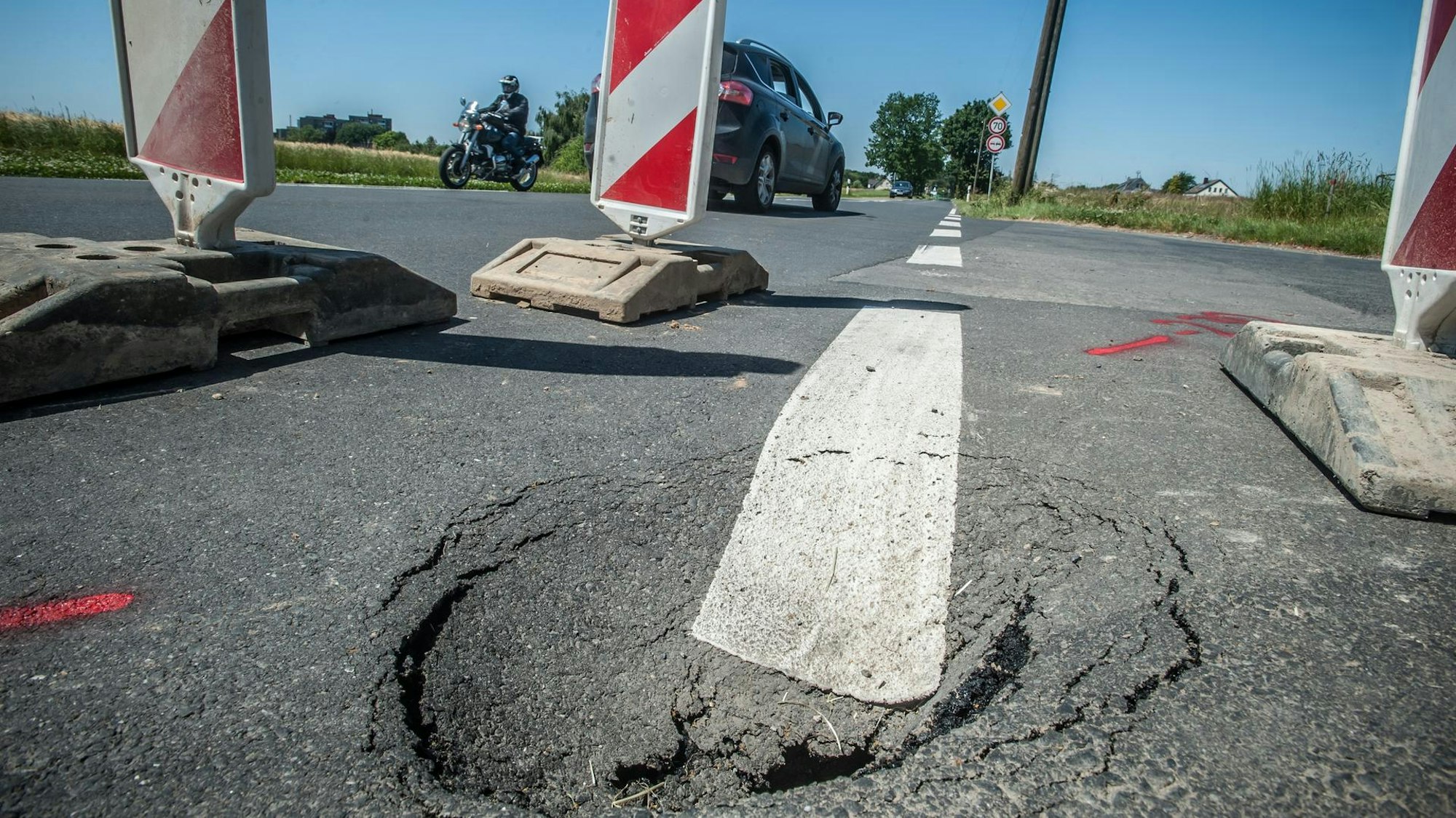 Ein Loch im Asphalt auf der Straße Krummer Weg.