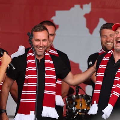 FC-Trainer Steffen Baumgart (r.) und sein Assistent André Pawlak haben sichtlich ihren Spaß während der offiziellen Saisoneröffnung.
