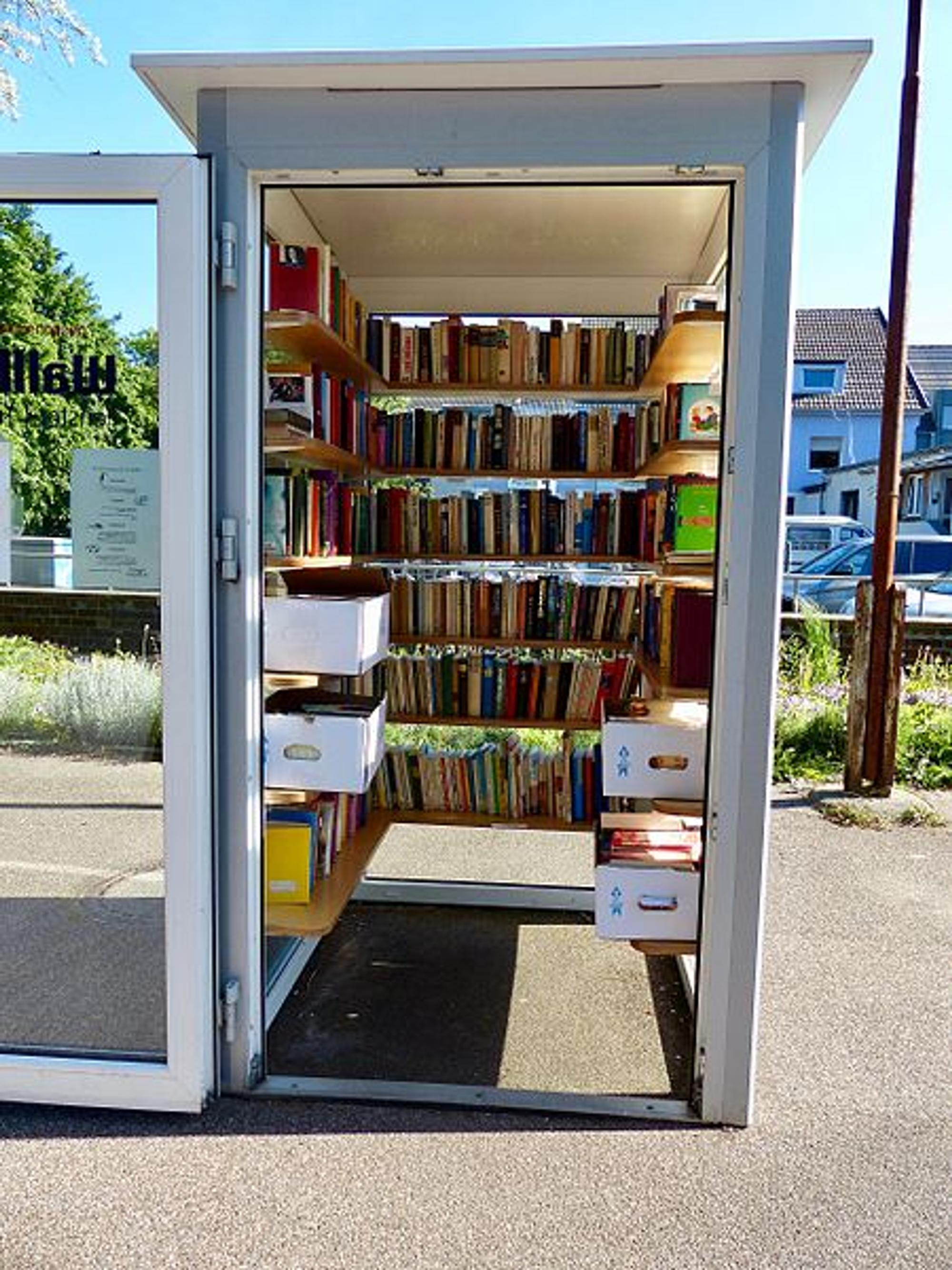 Öffentlicher_Bücherschrank_Köln_Poll_Wikimedia Commons_Credit_Geolina163