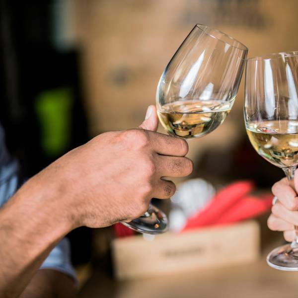 Weisswein am tisch trinken