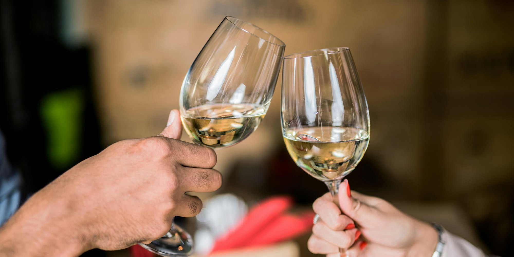 Weisswein am tisch trinken