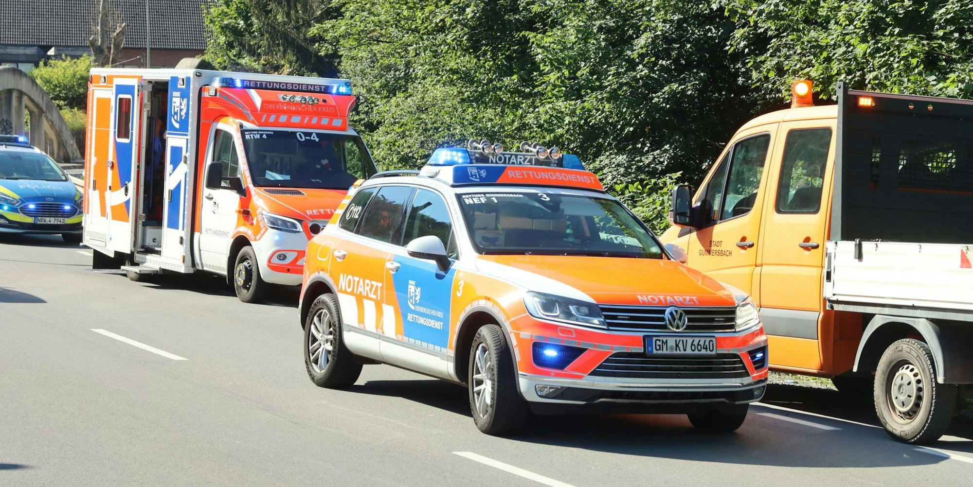 Rettungsfahrzeuge stehen mit Blaulicht auf der Straße.