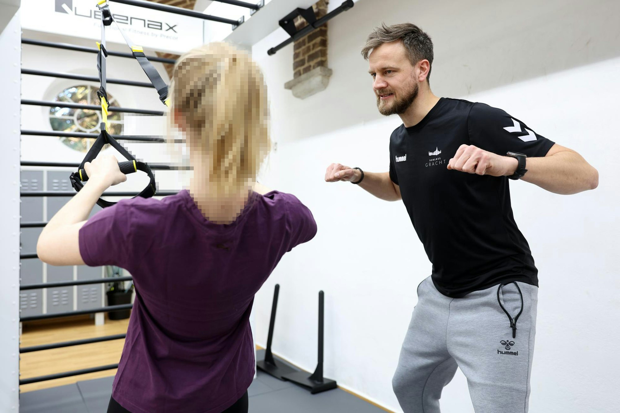 Sporttherapeut Lutz Friedrichs im Kraftraum der Klinik.