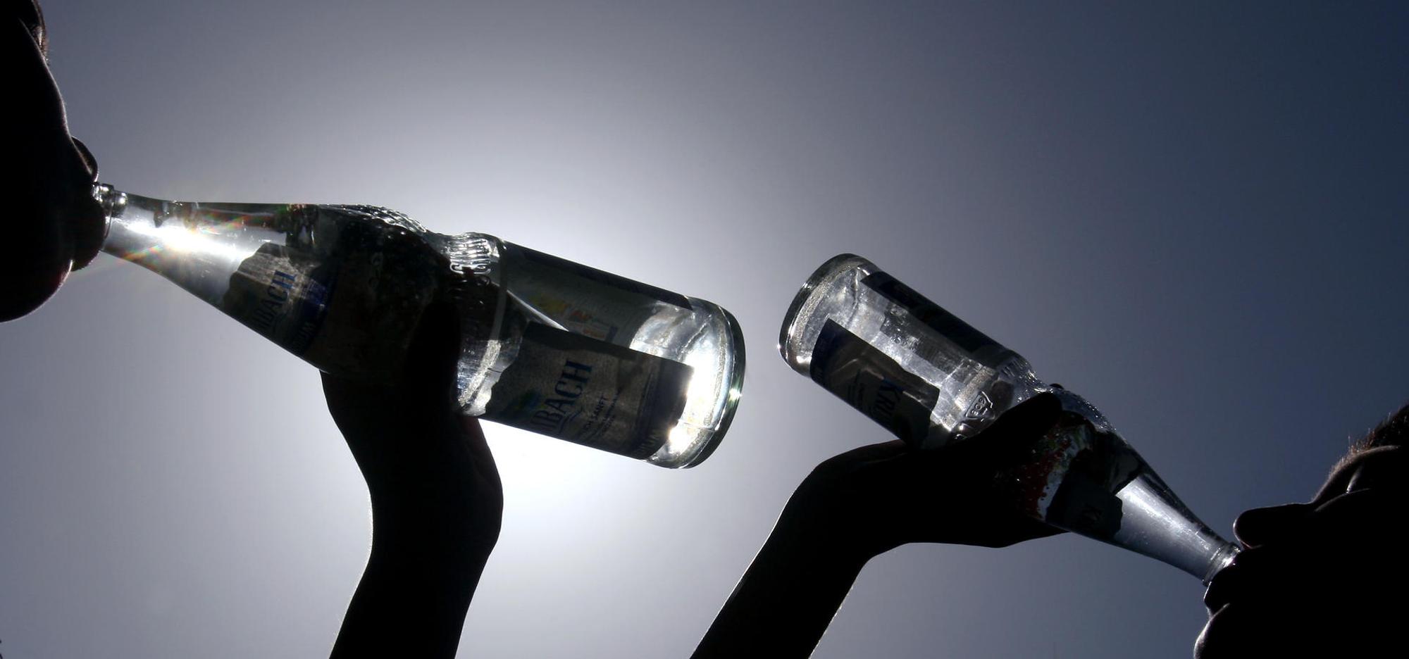 Mineralwasser_Schatten_dpa