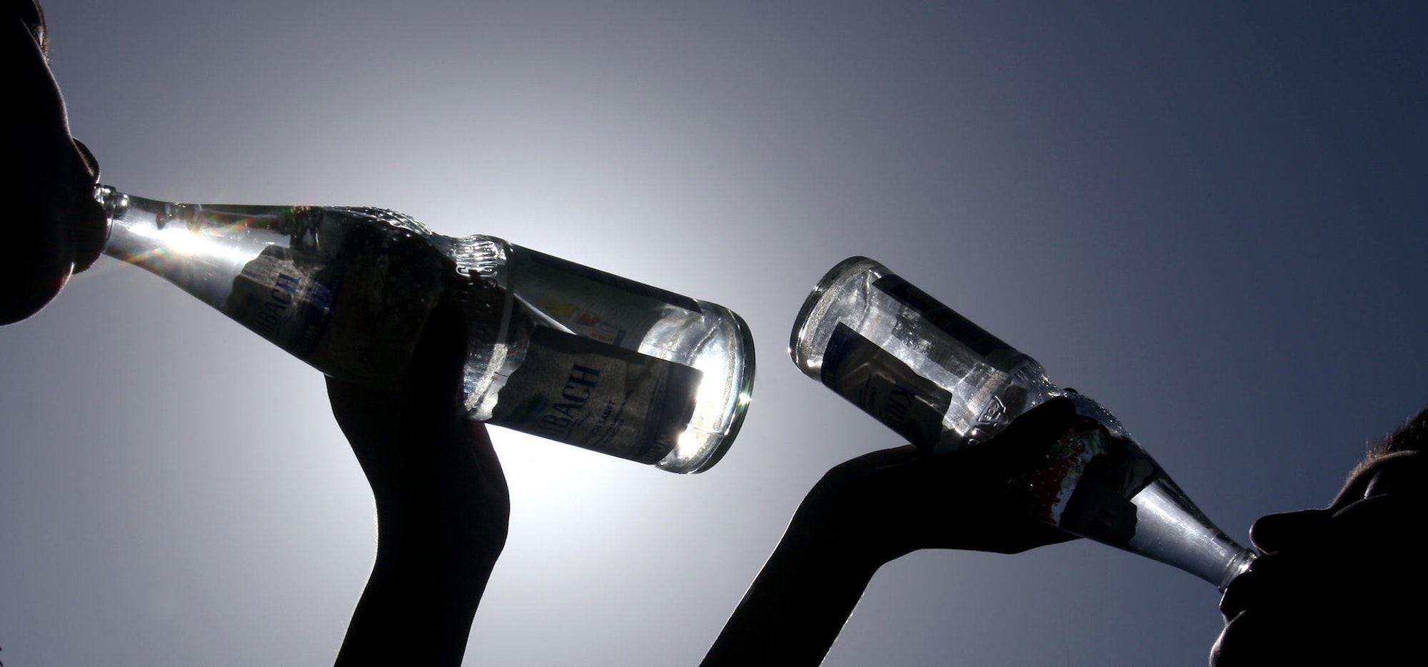Mineralwasser_Schatten_dpa