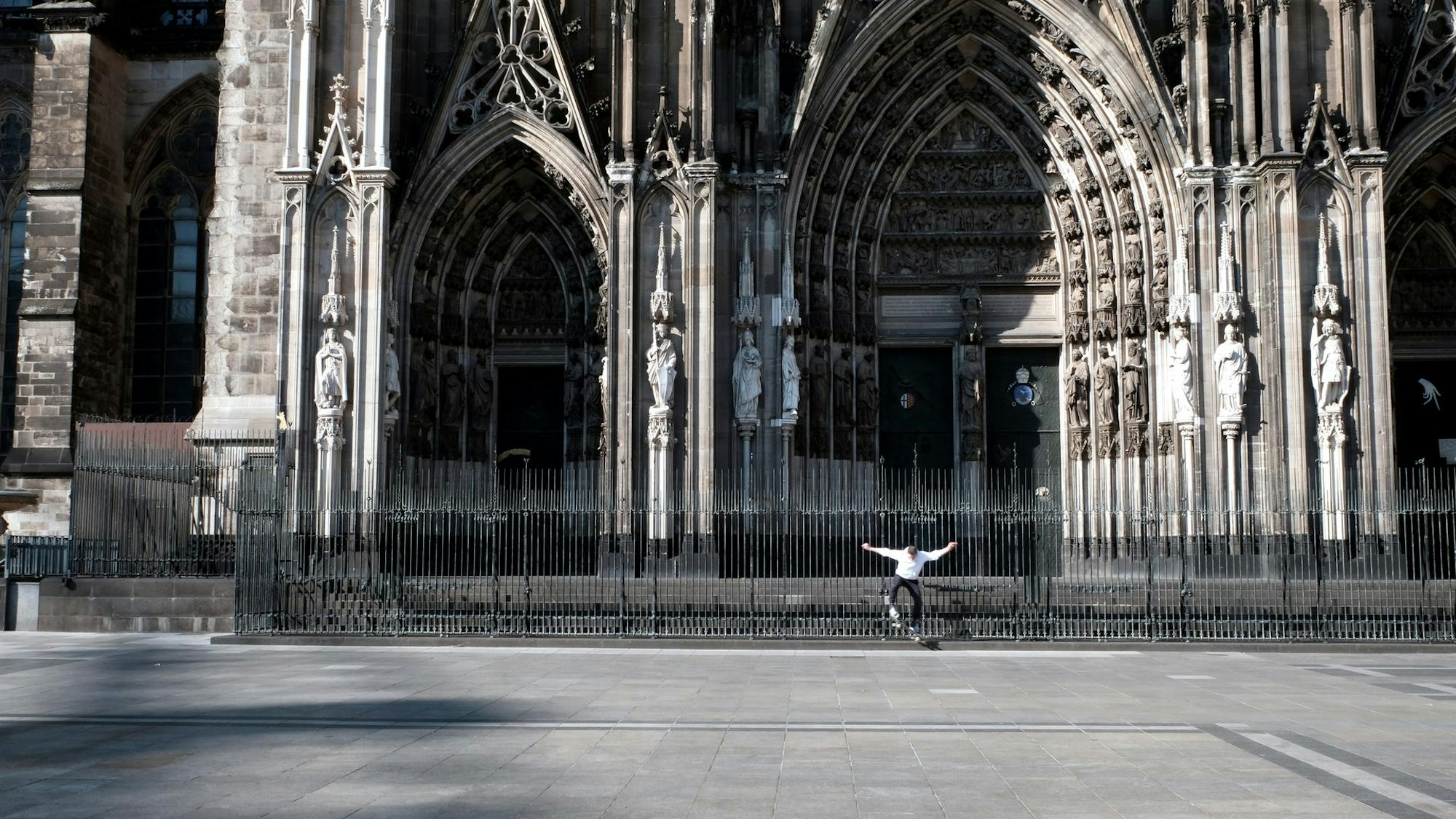Der Gigant und der Skater, während des Lockdowns im April 2020.