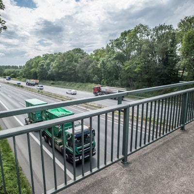 Idee Feuerwache über Autobahn