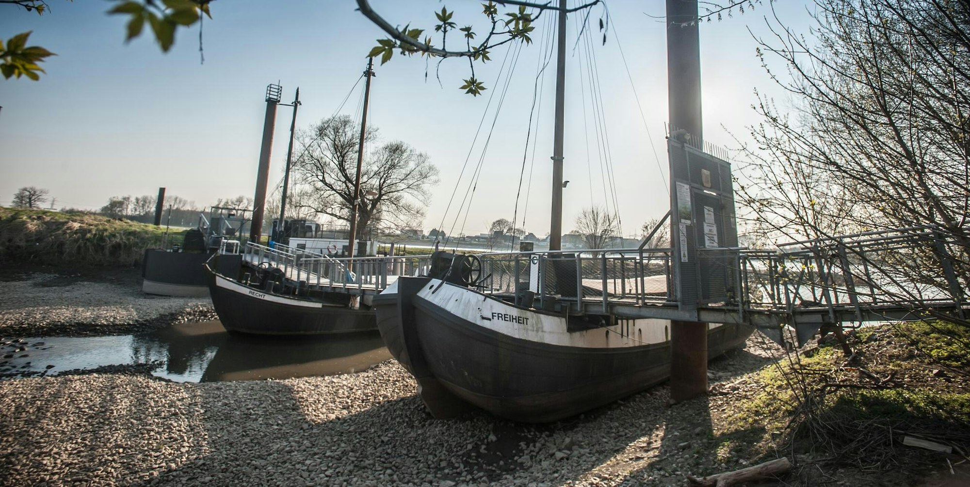Schiffsbrücke Wuppermündung Lev