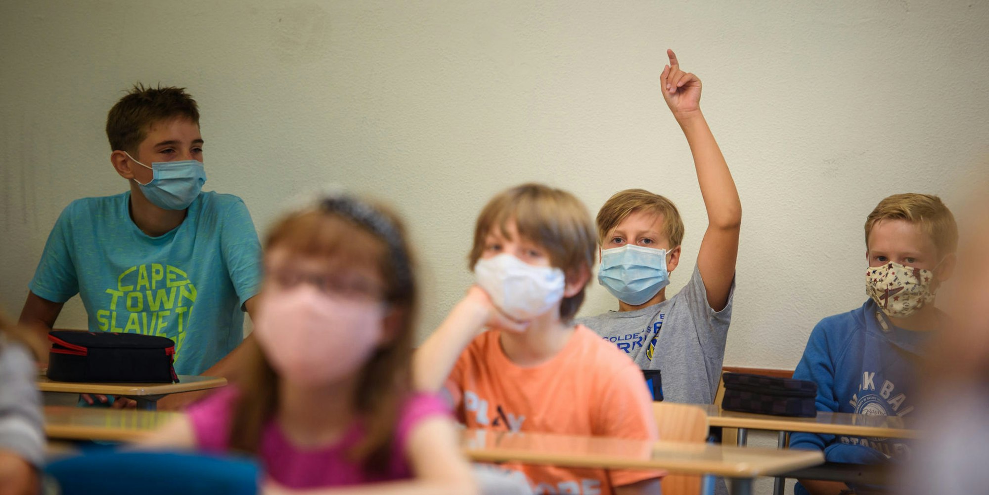 Schulunterricht mit Maske Symbolbild