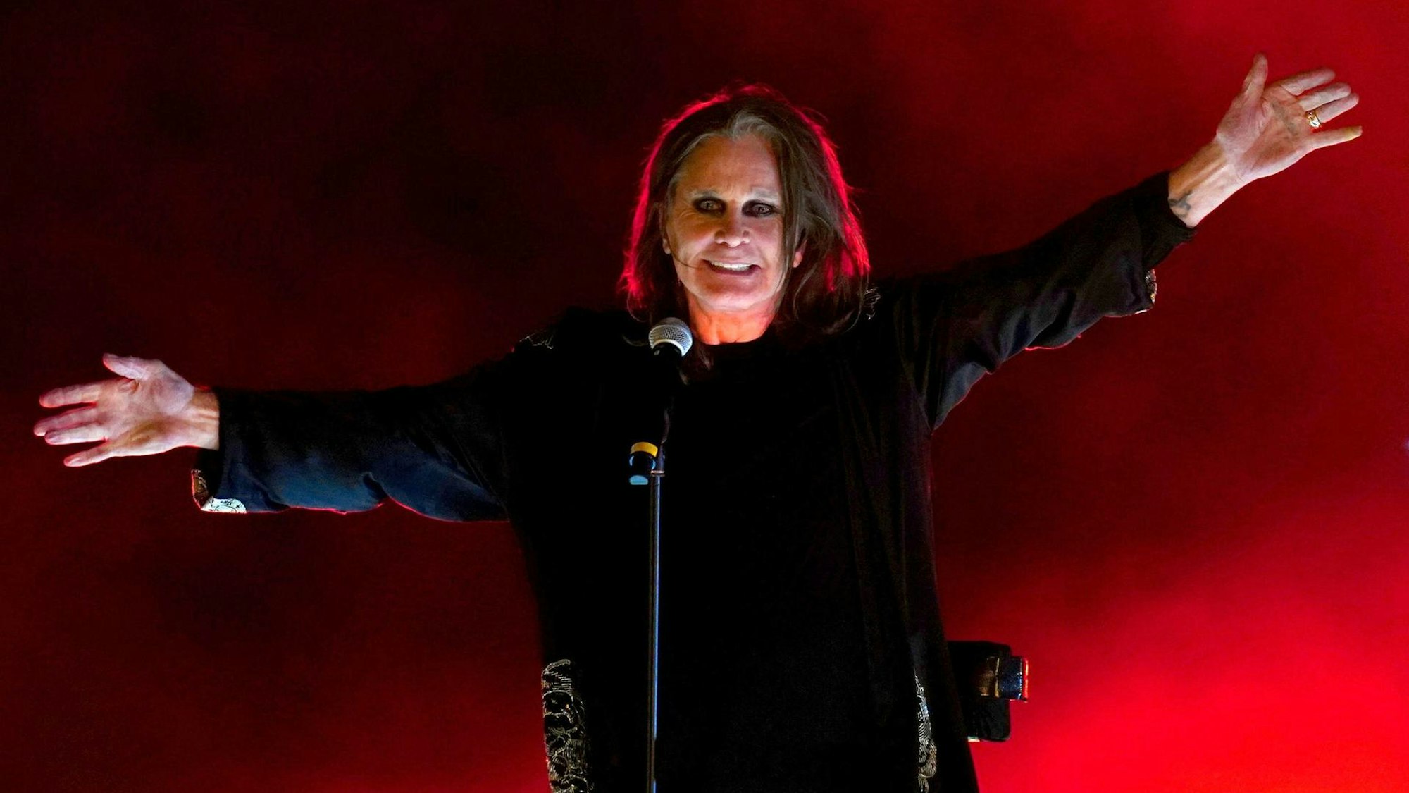 Ozzy Osbourne tritt von der Bühne ab.