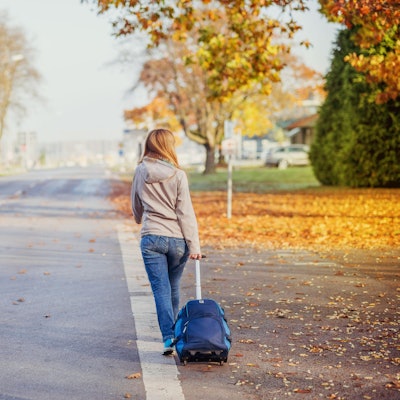 Frau Koffer Straße allein Burn-out Klinik