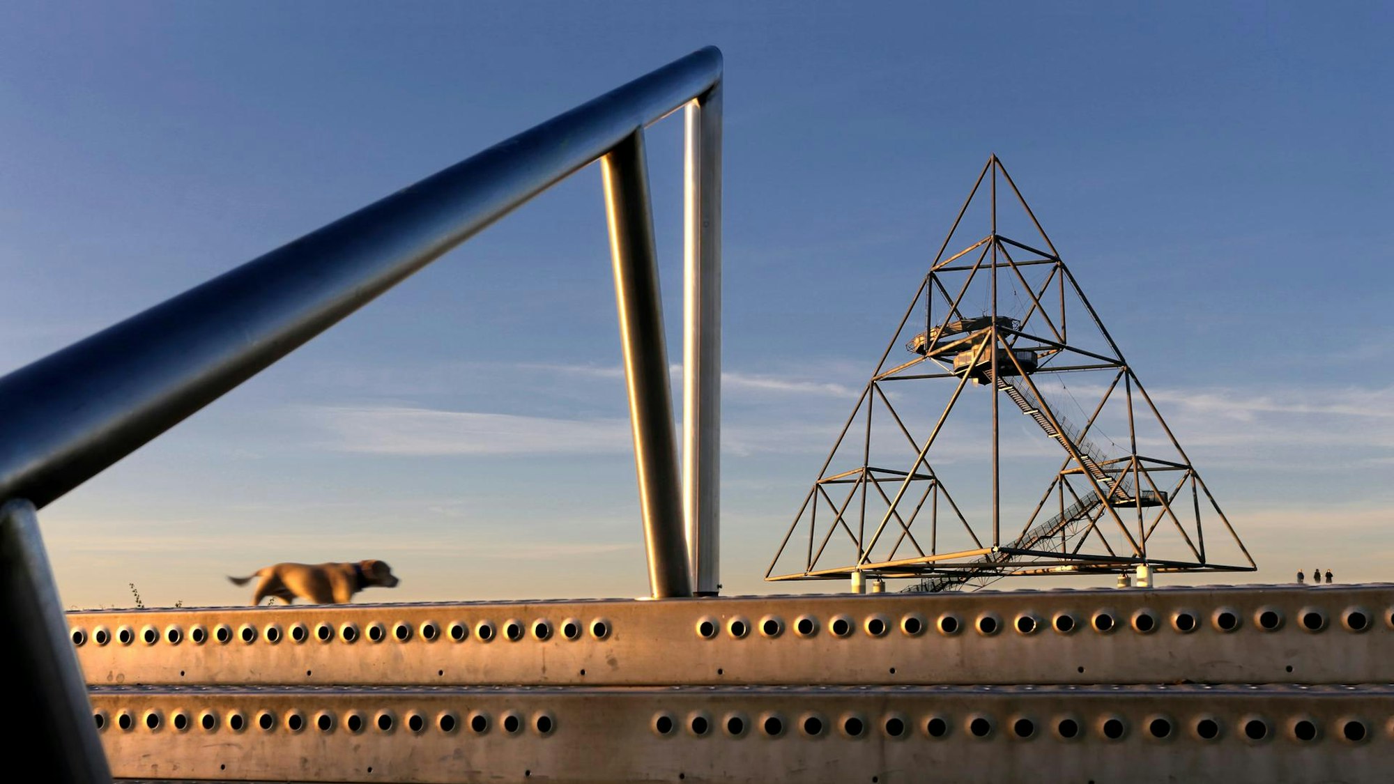 Tetraeder vor blauem Himmel.