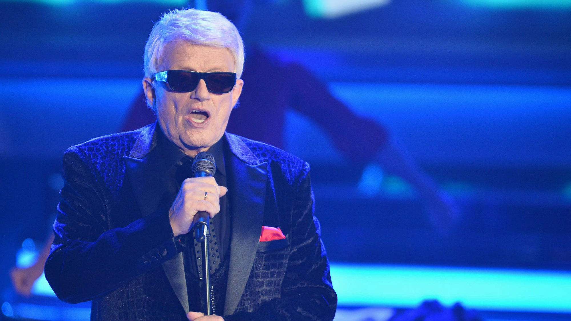 Heino am Mikro bei einem Konzert.