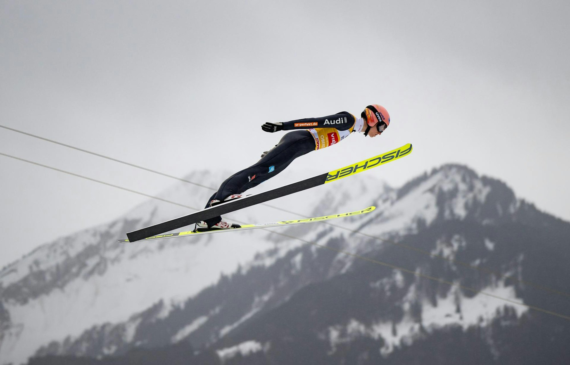 Karl Geiger bei Sprung