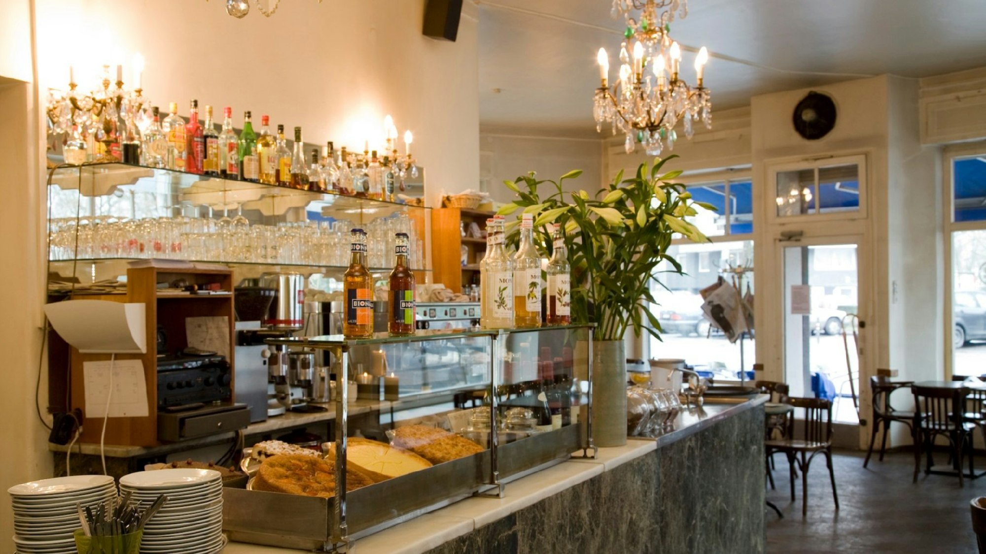 Die Theke des Römerpark-Caféhauses in Köln.