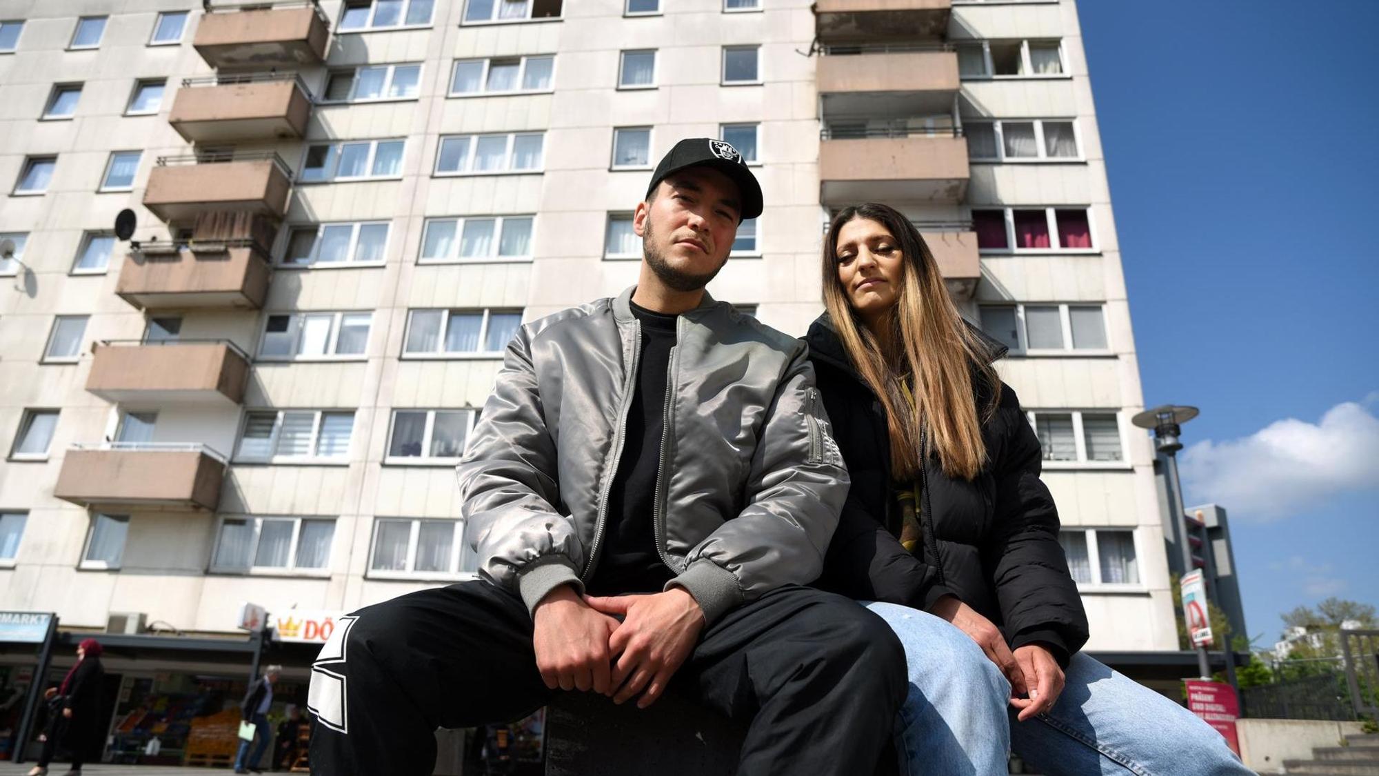 Esra und Patrick Phul vor einem Hochhaus in Porz.