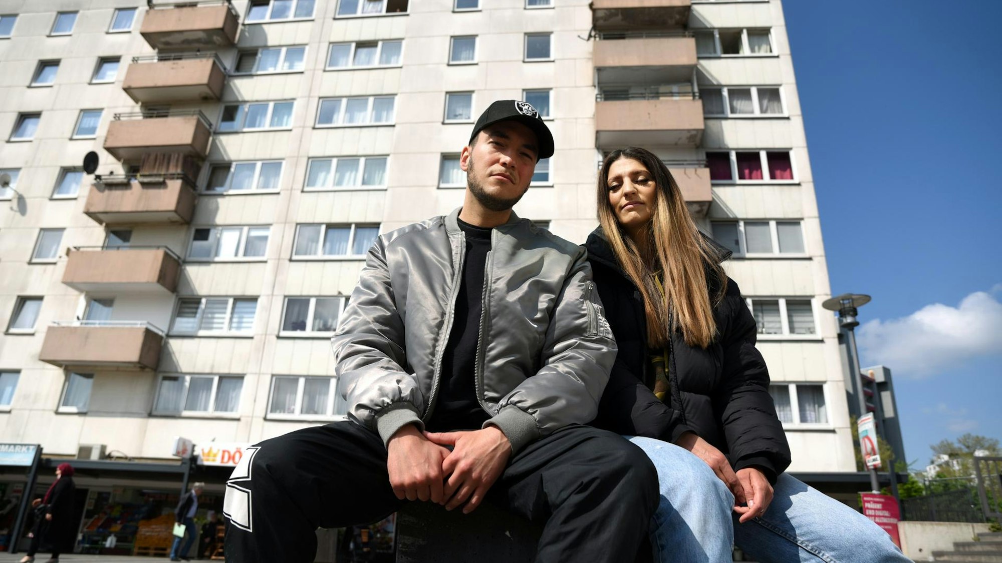 Esra und Patrick Phul vor einem Hochhaus in Porz.