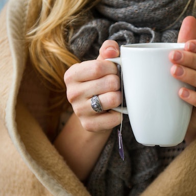 Tee trinken Kälte Symbolbild dpa
