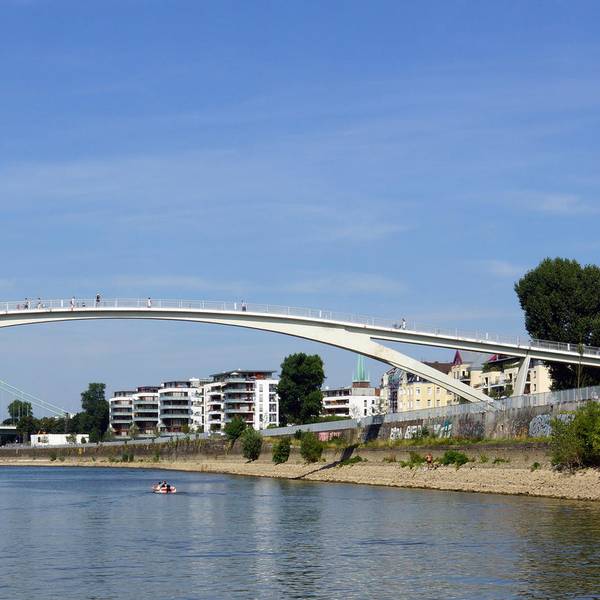 Mülheimer_Hafen,_Fußgängerbrücke_Katzenbuckel