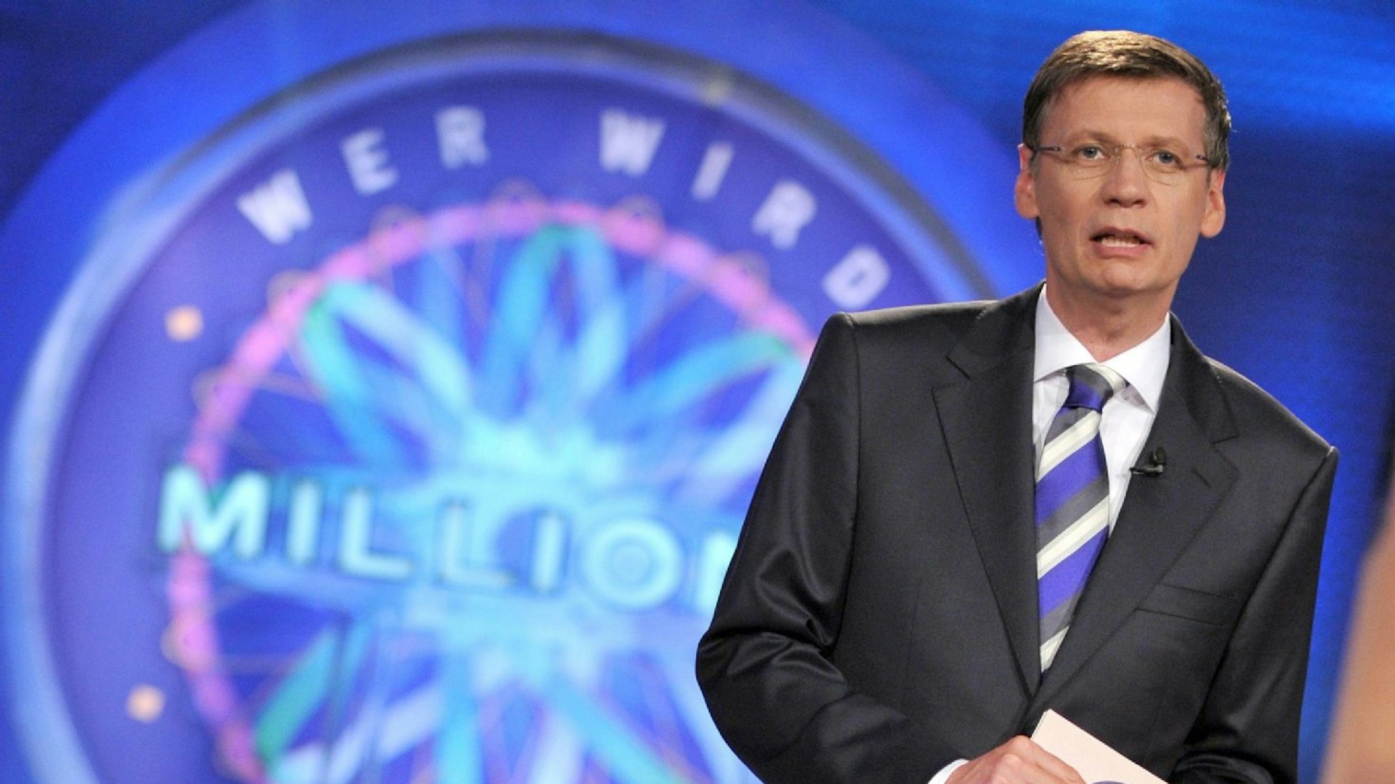 Günther Jauch in der Kulisse von „Wer wird Millionär?“
