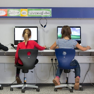 Kinder in der Schule Symbolbild