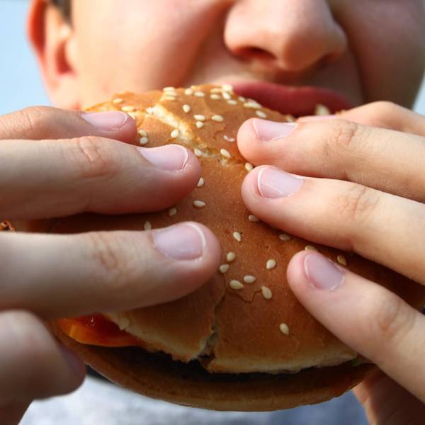 Junge_beißt_in_Burger