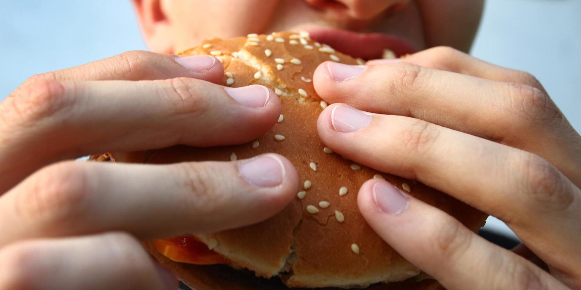 Junge_beißt_in_Burger