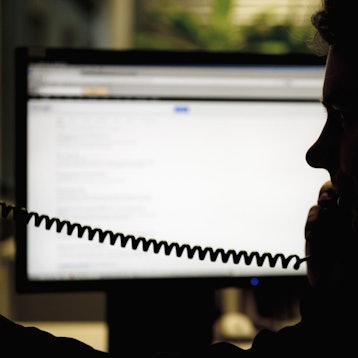 Techniker am Telefon