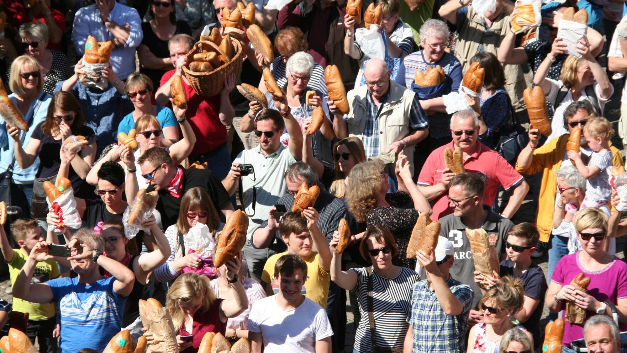 die Semmel in Attendorn werden an Ostern gesegnet.