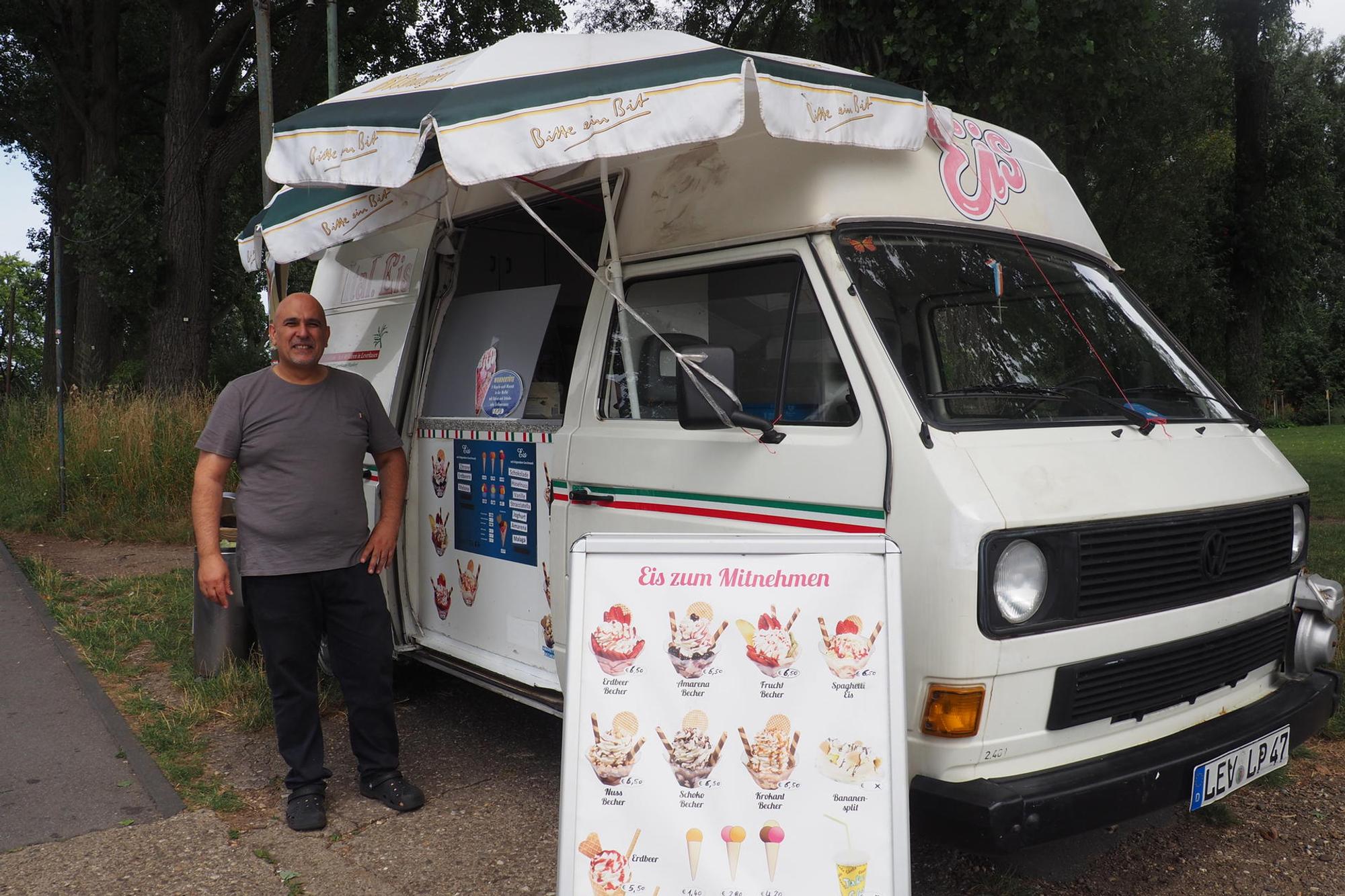 Domenico „Mimo“ Spiteri vor seinem Eiswagen an der Hitdorfer Fähre