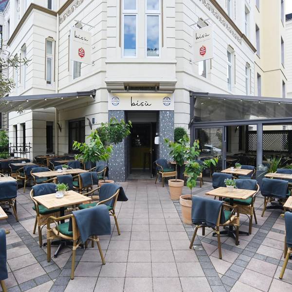 Das Kölner Restaurant Bisù in Nippes mit Plätzen draußen auf der Terrasse. (Archivbild)
