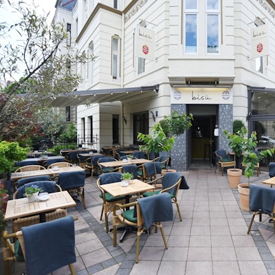 Das Kölner Restaurant Bisù in Nippes mit Plätzen draußen auf der Terrasse. (Archivbild)