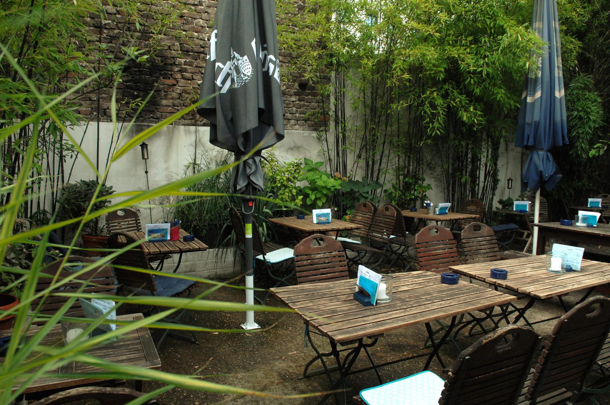 Der Hof des Restaurants in Ehrenfeld Meer sehen.