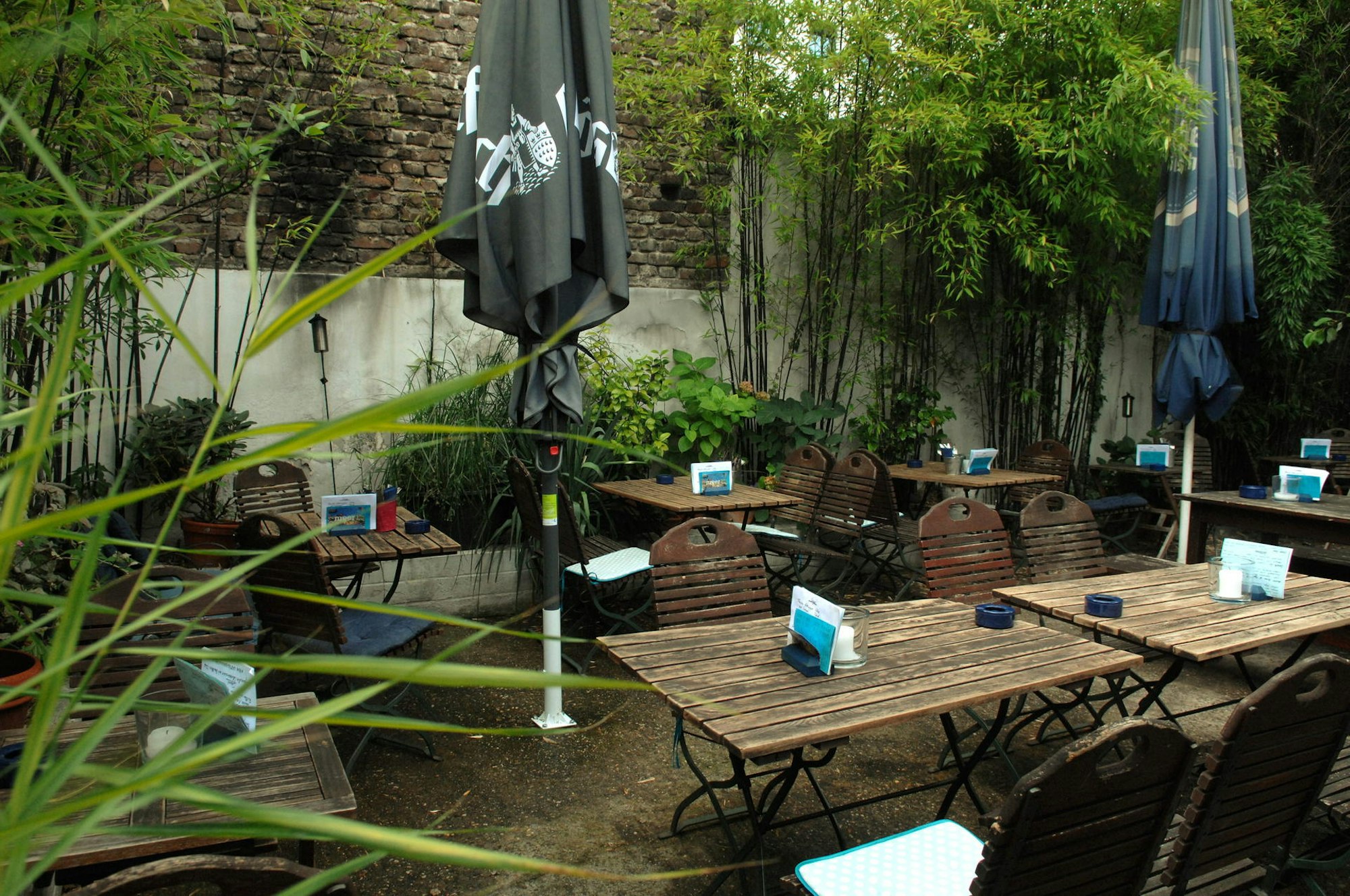 Der Hof des Restaurants in Ehrenfeld Meer sehen.