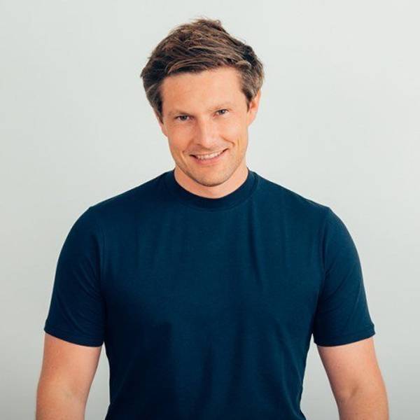 Sven-Oliver Pink, einer der Ergobag-Gründer, lächelt in die Kamera.