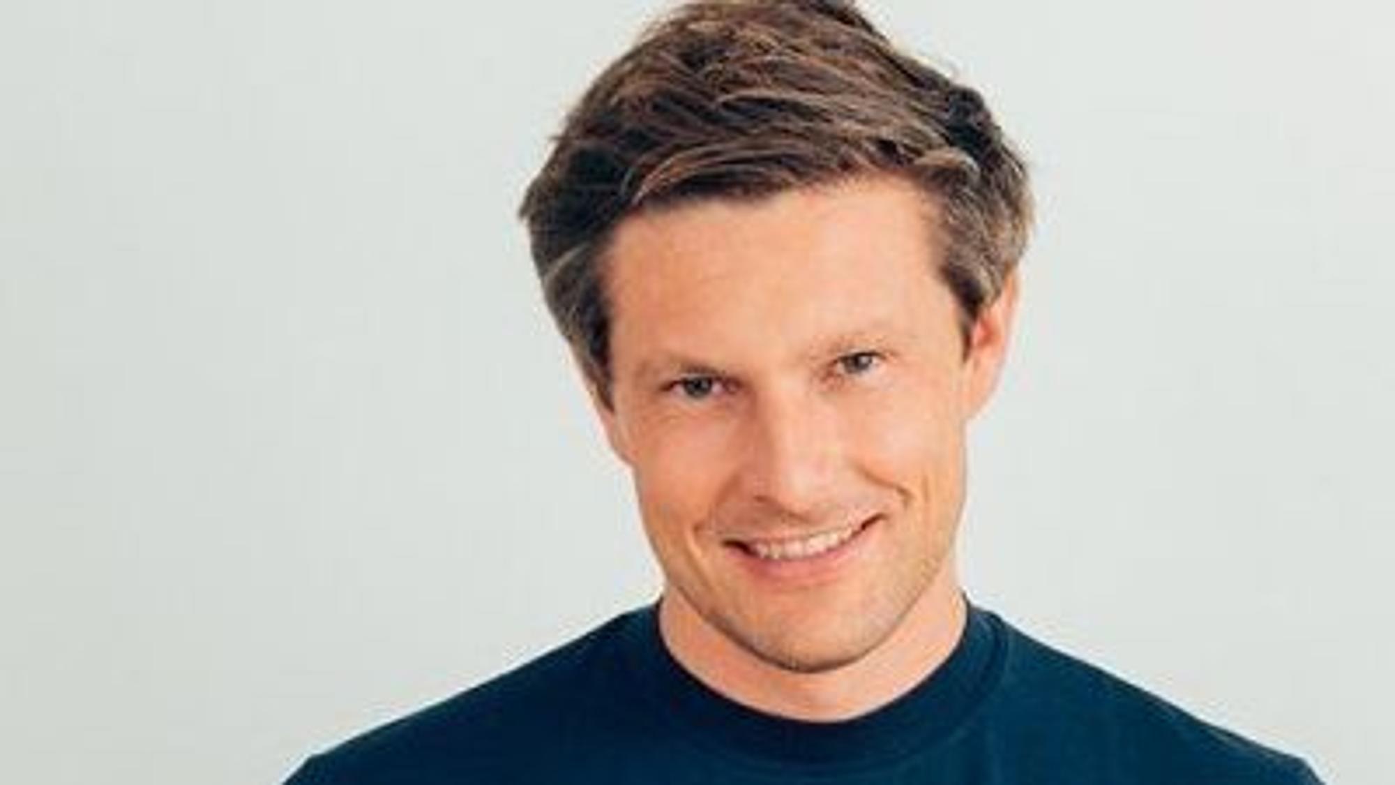 Sven-Oliver Pink, einer der Ergobag-Gründer, lächelt in die Kamera.
