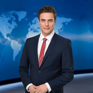 Constantin Schreiber vor der Tagesschau-Wand.
