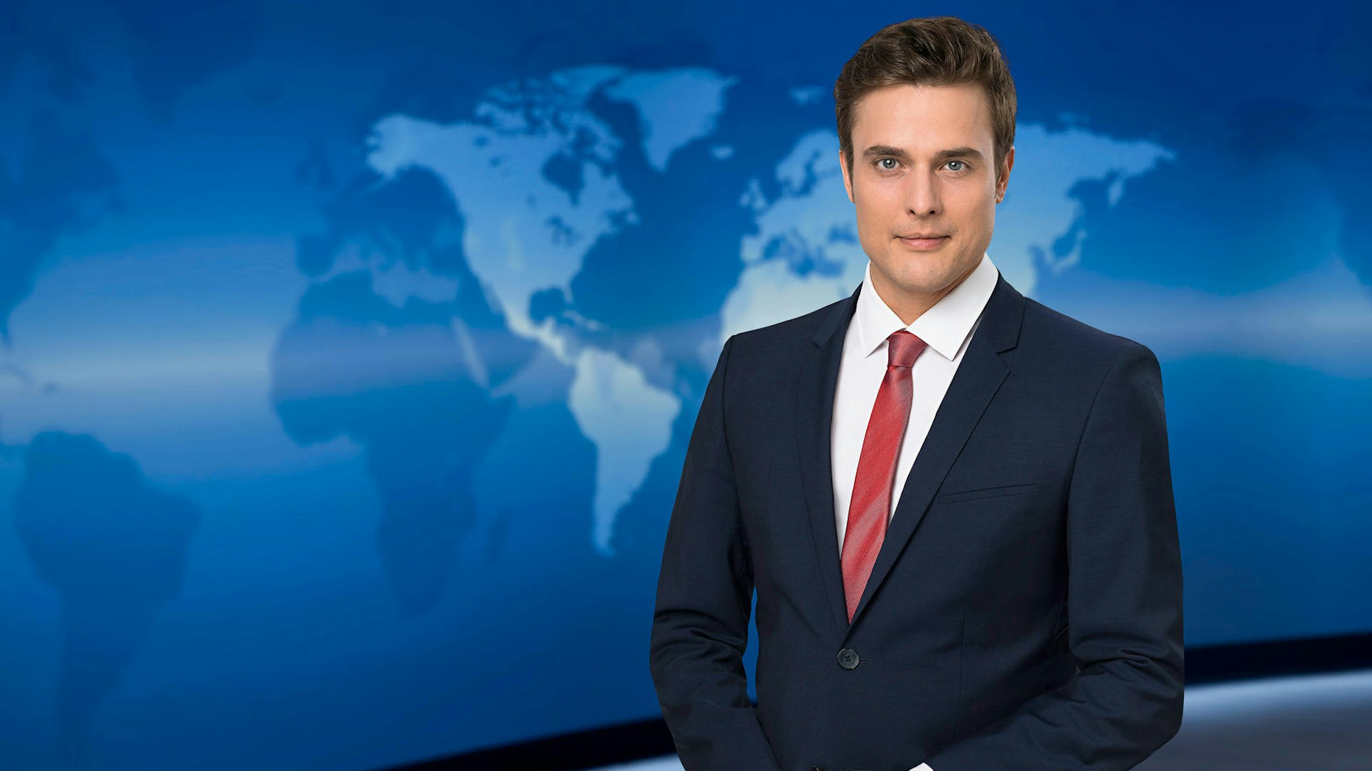 Constantin Schreiber in der „Tagesschau“-Kulisse.