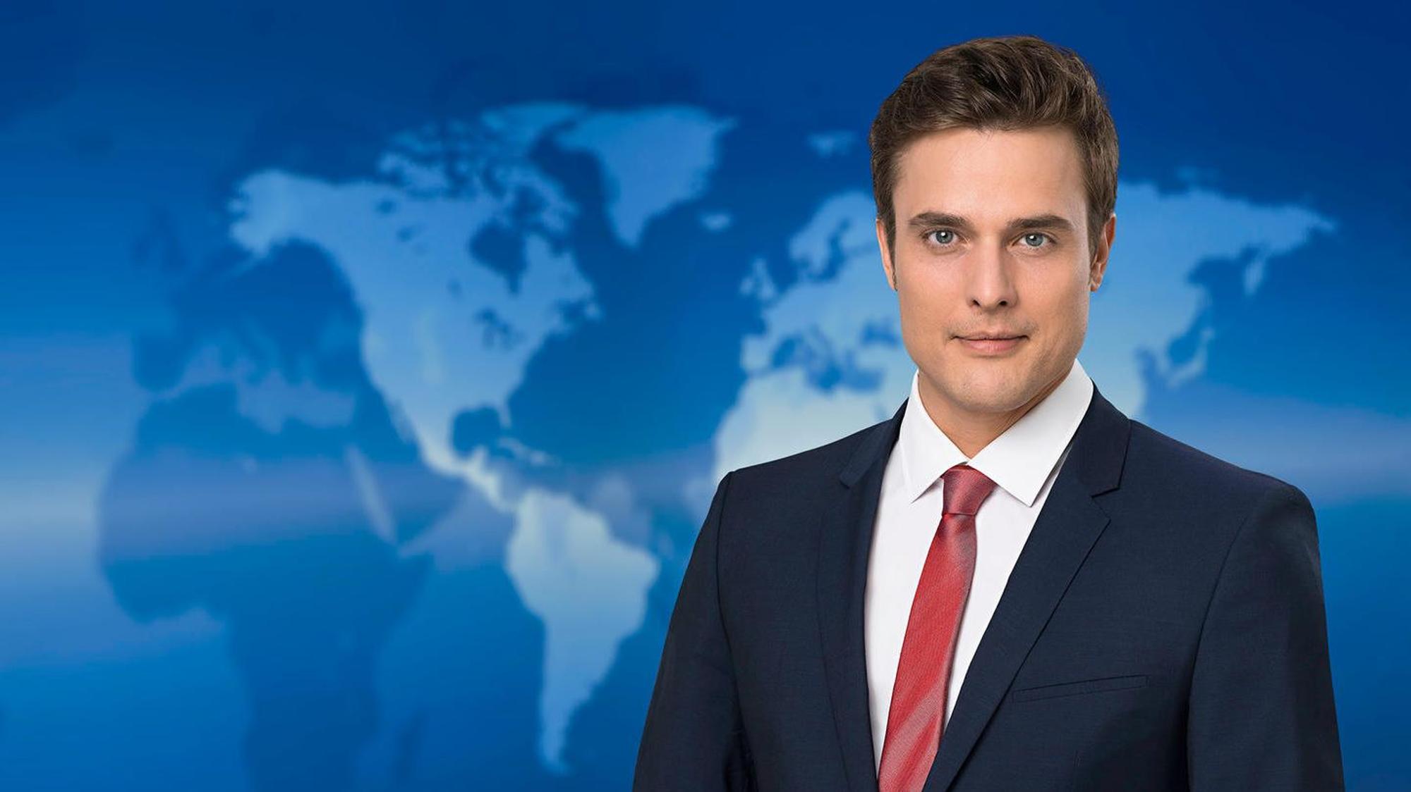 Constantin Schreiber in der „Tagesschau“-Kulisse.