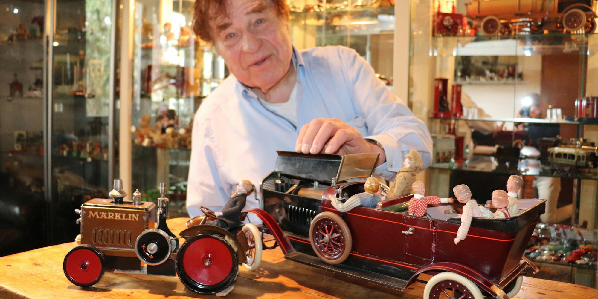 Dampfmaschinen getrant als Traktor und Cabriolett