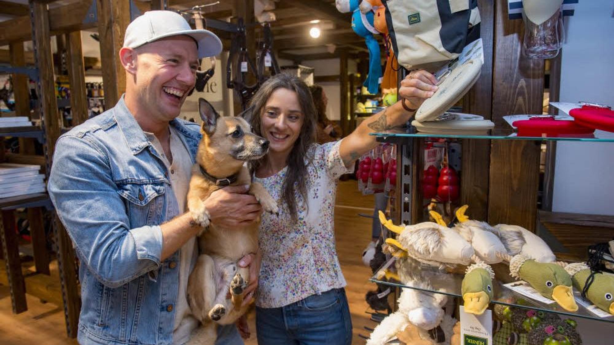 Oliver und Pauline Petszokat mit Hund Jimmy im neuen Laden.