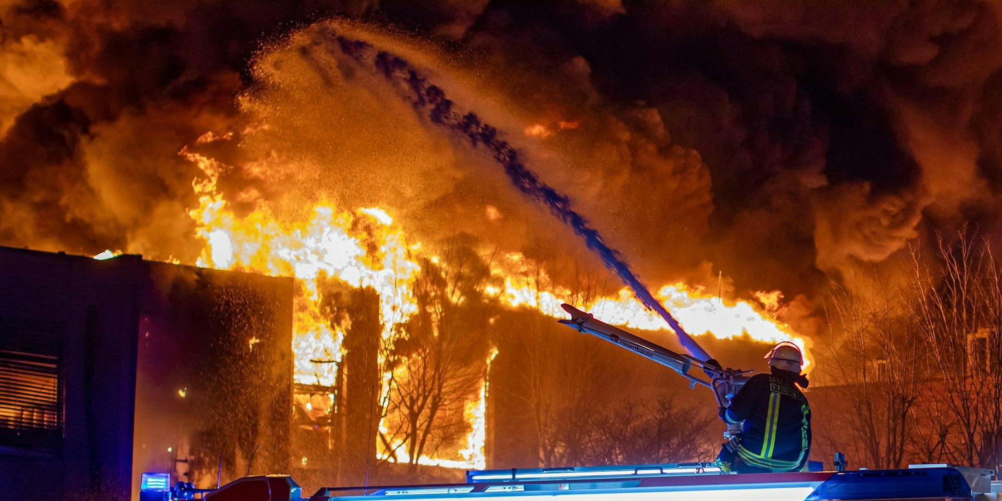 Großbrand Düsseldorf Lagerhalle