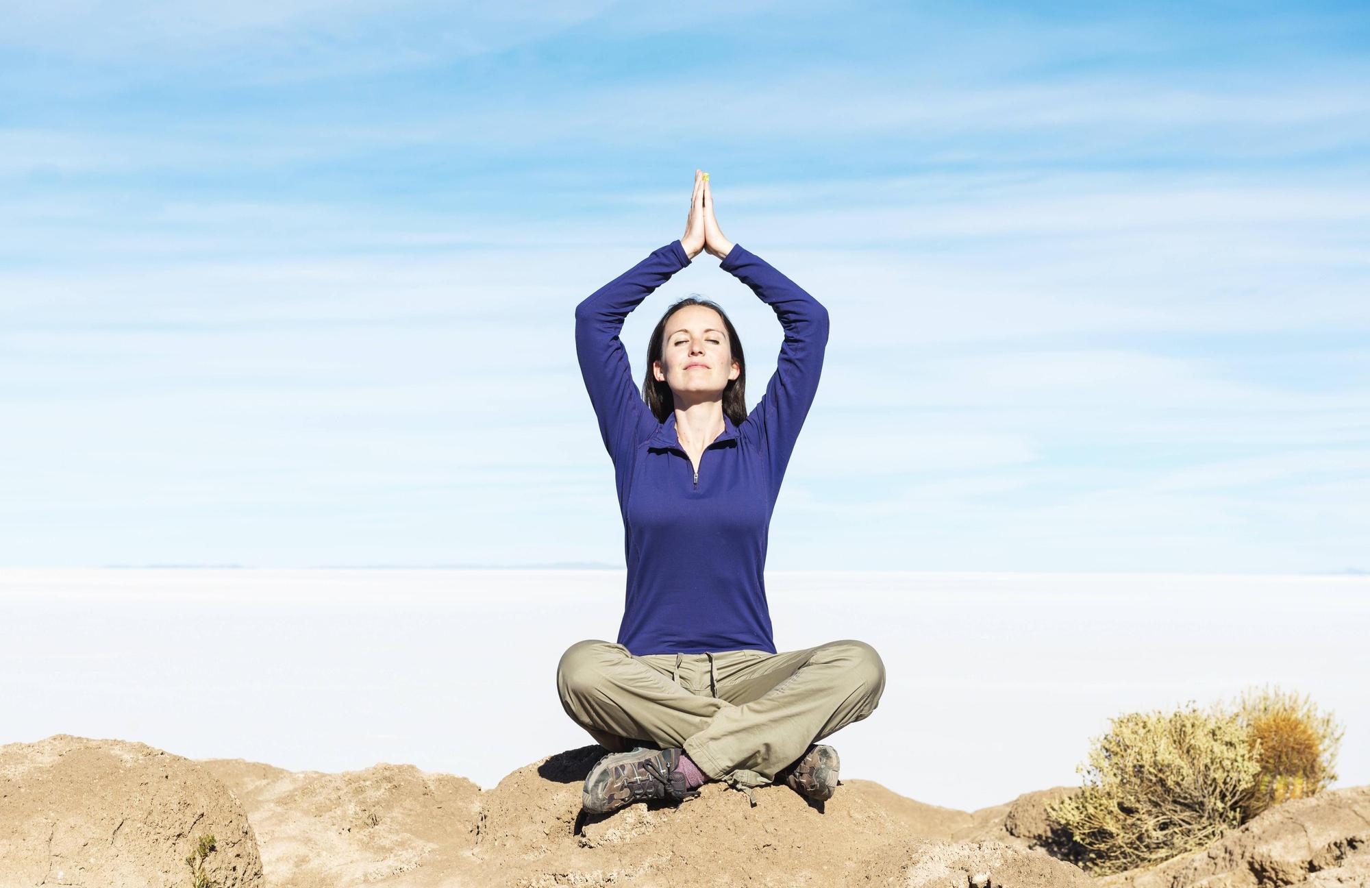 frau_yoga_meditieren_imago