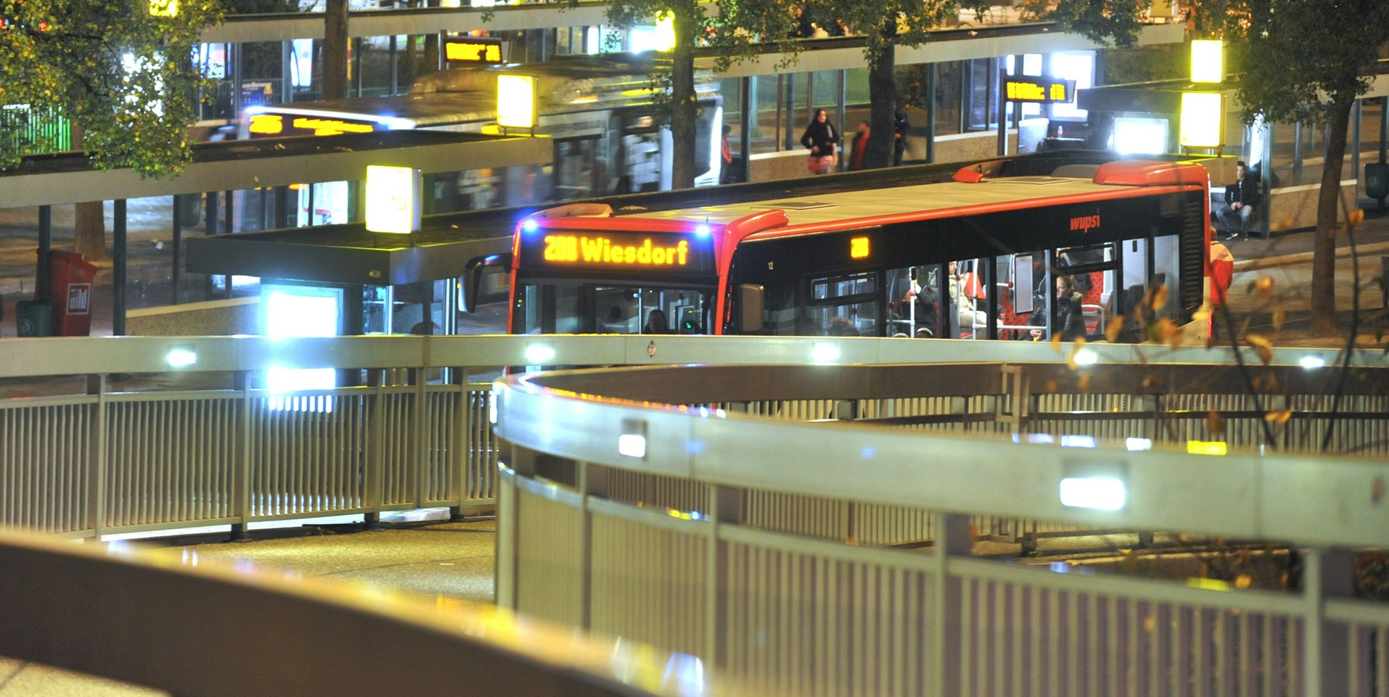 leverkusen-busbahnhof-abend-ALF_1018
