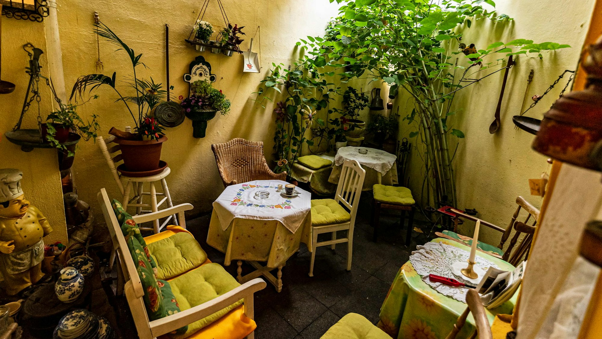 Das Café Chocolate mitten in der Kölner Innenstadt mit winzigem Hof.