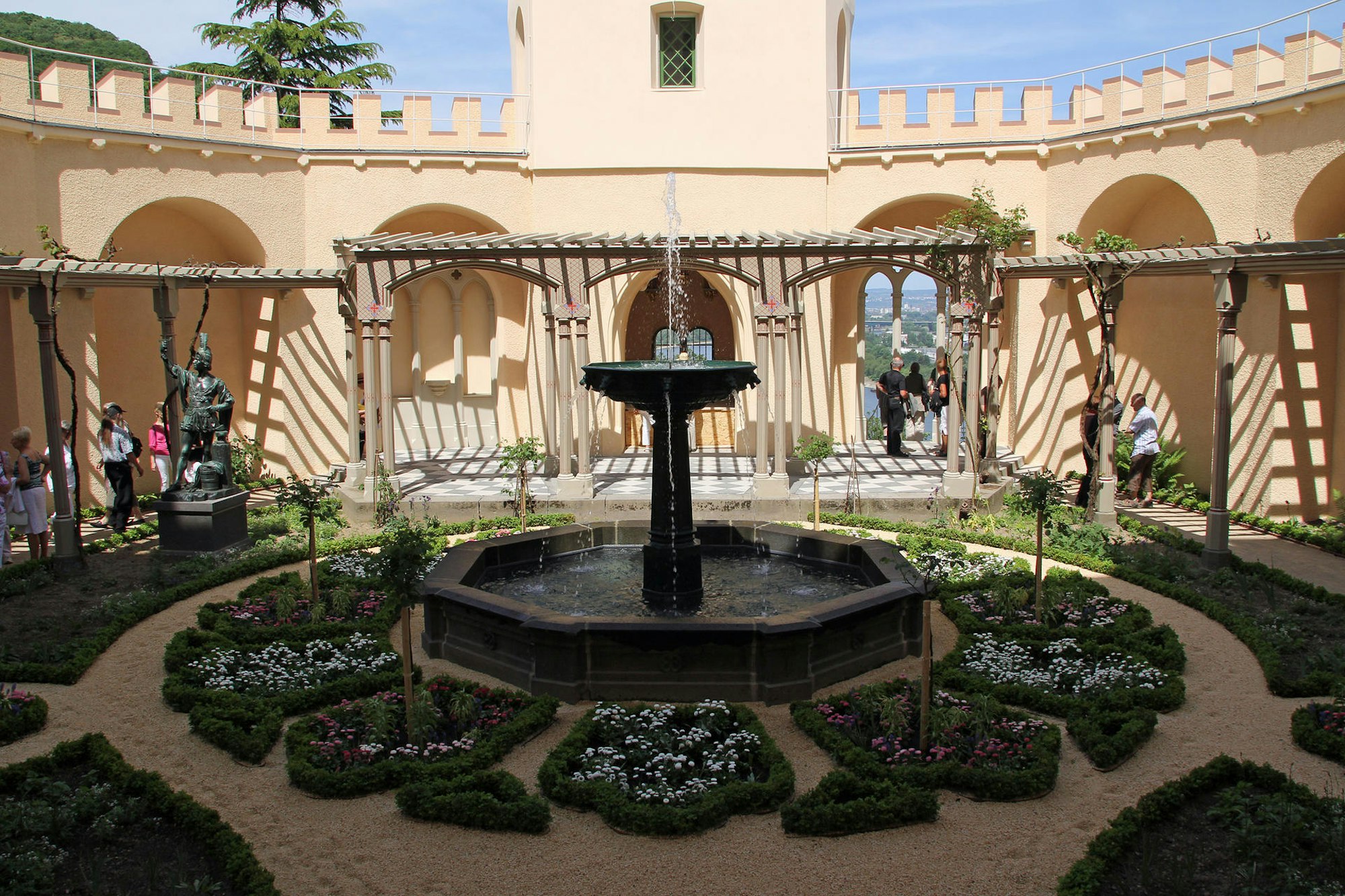 Koblenz_im_Buga-Jahr_2011_-_Schloss_Stolzenfels_04